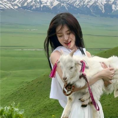 高墙、黑色与帅小伙
